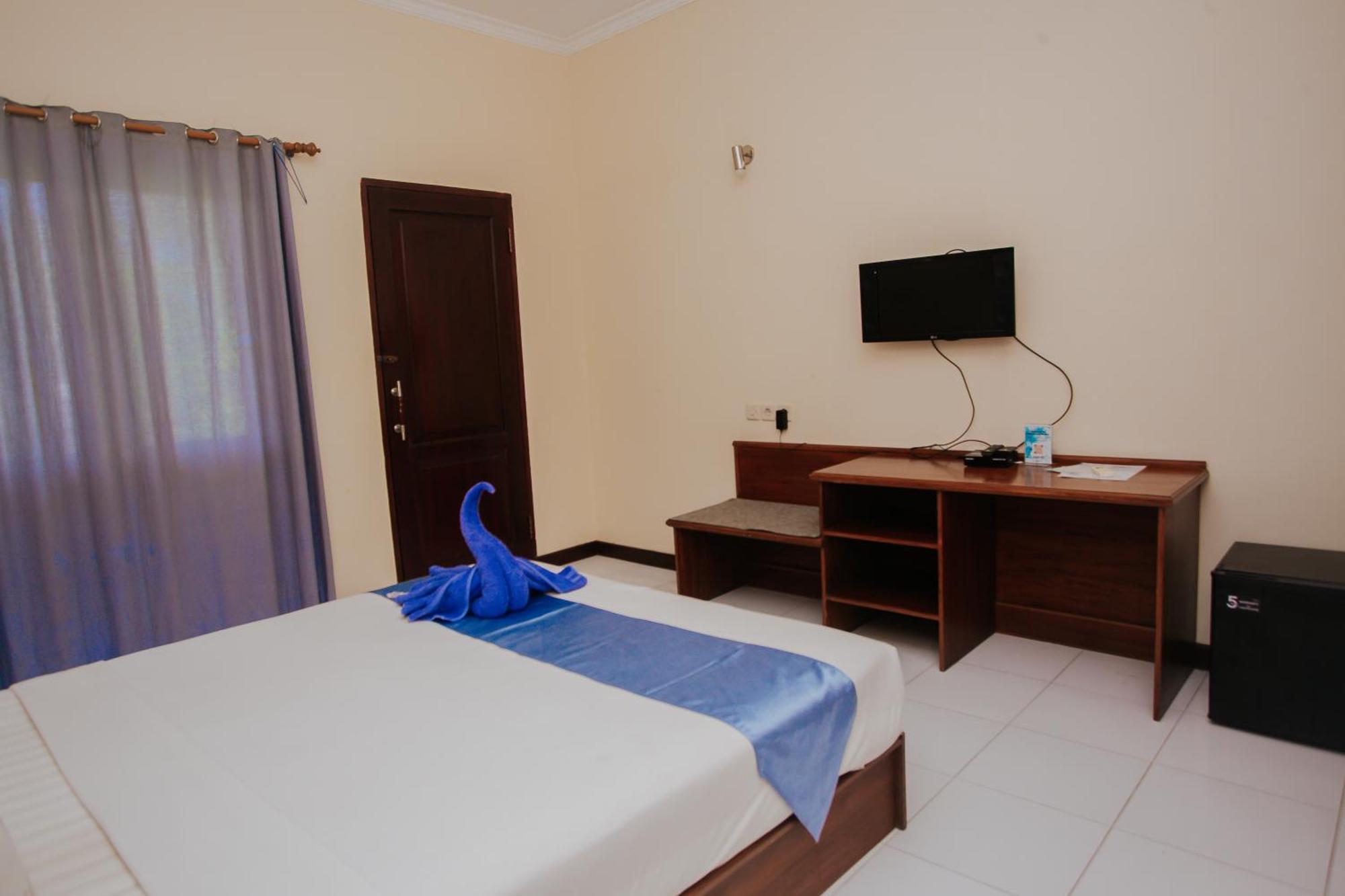Medana Bay Marina Hotel Paloh Exterior photo