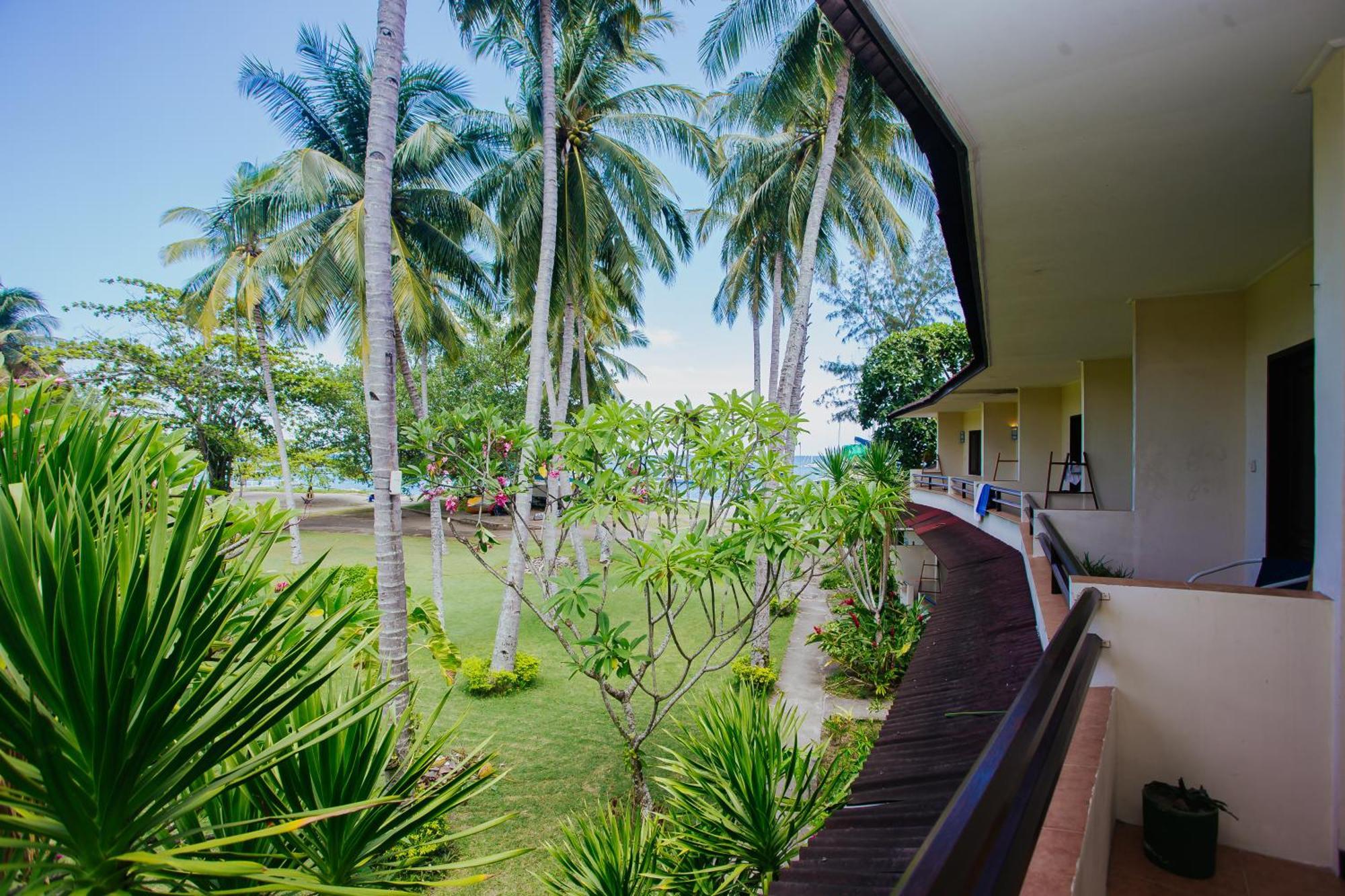 Medana Bay Marina Hotel Paloh Exterior photo